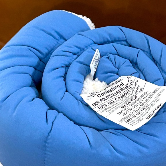 NWT-faux shearling microfiber comforter in color, light blue size twin xl - Picture 1 of 3